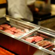 カウンターの冷蔵ショーケースにはその日の肉が並びます。寿司のようにネタを見ながら選ぶこともできます。