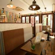 わいわいと空の下で楽しむビアガーデンエリアに、ハイチェアのバルエリア、ゆったりくつろげる古民家エリアの3つのエリアがあり、どんなシチュエーションにもマッチします。女子会や合コンにもぴったりです。