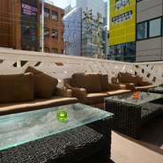 ビアガーデン席（冬季以外）では、空の下の開放的な雰囲気に浸れます。美味しいピッツァとワインで、仲間たちとわいわい盛り上がれる魅力的なエリア。忘れられないひとときが過ごせそうです。