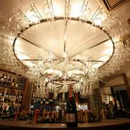 町田駅より徒歩30秒、お仕事終わりなどにお立ち寄りいただけます。明るく落ち着いた雰囲気の店内で楽しいひと時をお過ごしください！