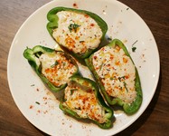ピーマンの風味とトンナート(ツナマヨ) ソースでワインがすすむ一品。