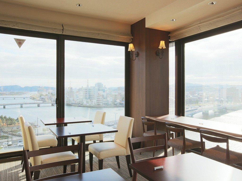 街中で楽しむ天空レストラン。広がる絶景に癒される至福のとき