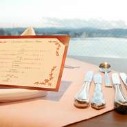 宍道湖の見える窓に面するカウンター席もございますので、特別な日にはもちろん、普段のお食事にもお気軽にご利用ください。晴れた日には、大山・三瓶山や、松江にある5つの橋が一度にご覧いただけます。