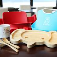 お子様用食器、お子様用椅子、おもちゃ、おむつ替えシートをご用意。食材も安全で上質なものを使用しているため、安心してお子様にも召し上がって頂けます。松江の絶景を一望できる開放的な空間でお寛ぎください。