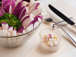 地元野菜を使用『津田蕪のピューレ イカと津田蕪のソテー添え』