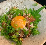 漬けにした新鮮な鯖に卵黄、ニンニク風味が食欲をそそります