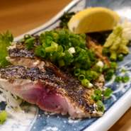 地物の新鮮な真鯖を炭火で軽くあぶり塩と山葵で食べていただく鯖しゃぶに次ぐ2台おすすめメニューです。