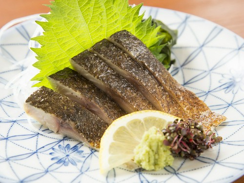 香ばしさとさっぱりした味わいが人気の『しめさばの炙り』