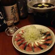 冬場の島根半島の漁師たちが波止場で酒を酌み交わしながら食べていたサバの食べ方そのままをメニューに、シンプルで日本酒がすすむメニューです