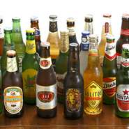 世界18ヵ国から20種以上の瓶ビールをラインナップ！定番から珍しいものまでさまざまな銘柄がセラーに並びます。ビール好きな方にはぜひご紹介したい一軒です。