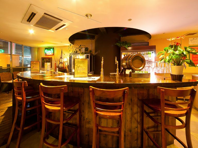 ひとりでも気軽にお食事やお酒が楽しめるカウンター席