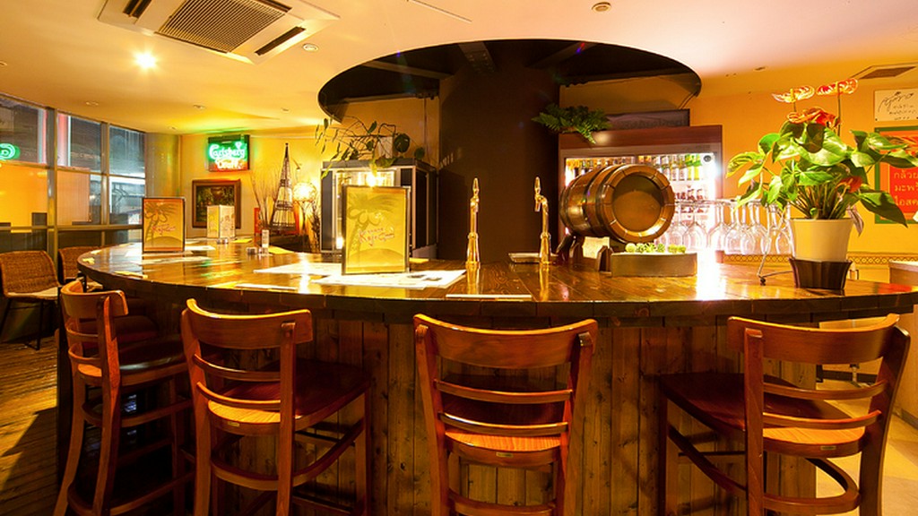 ひとりでも気軽にお食事やお酒が楽しめるカウンター席