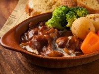 じっくりと煮込んだ牛すじのシチューはコラーゲンたっぷり。