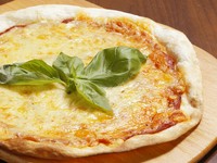 定番中の定番！トマトソースの赤いピザ