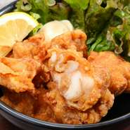 鶏肉の定番、『こだわりの唐揚げ』にも、大分地鶏「豊のしゃも」を使用。大分の大自然の中育まれた「豊のしゃも」は、脂肪が少なく、締りがあるのが特徴。野菜も料理人が厳選仕入れしたものを使われています。