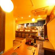 一見、鶏料理店とは思えない、モダンなデザインのおしゃれな店内。あたたかい雰囲気で、おいしい鶏料理を堪能しながら、シックな大人のデートを楽しめます。