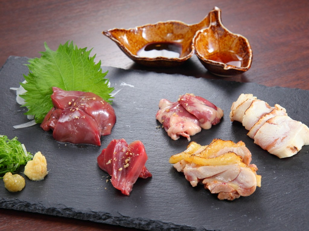 自慢の大分地鶏のお造りを5種類食べ比べできる『お造り五種盛』