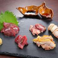 歯ごたえがありしっかりとした食感のももとむね。内臓は、こだわりの醤油と岩塩で。朝引きなので、旨みの強い鶏肉、臭みもない内臓を堪能できます。