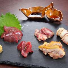 自慢の大分地鶏のお造りを5種類食べ比べできる『お造り五種盛』
