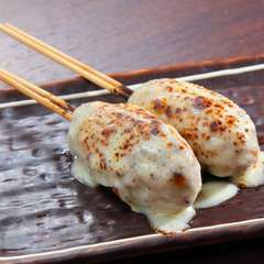 外はカリッと、中はふわっと仕上げられた『自慢のつくね　チーズ』