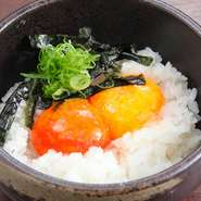 新鮮な濃いたまごを贅沢に2種類も使用した卵かけご飯。卵の味を引き立てる塩で食べる、好評の一品です。