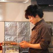 素材の新鮮さにこだわり、おいしいと言っていただける料理を提供。大手には出来ない細かいサービスを心がけています。常にお客さまを意識し、呼ばれる前にこちらから対応出来るよう心掛けています。
