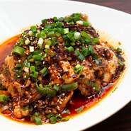 中華料理に欠かせない香辛料は産地より厳選。品質の高いものだけを使用した完全自家製ブレンド。スープは数種類の食材から手間暇かけてつくり上げるなど、伝統的な調理法で本場の中国の味を届けてくれます。