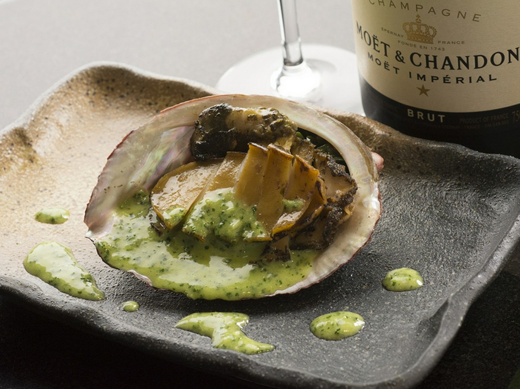 新鮮な魚介類とお肉類。素材の良さが活きた料理を味わえます