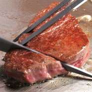 厳選した黒毛和牛を使った極上の逸品。和牛ならではの香り、そして味わいを堪能してください。
