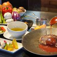 新鮮な九州産黒毛和牛を100%使用したハンバーグを鉄板でジューシーに焼き上げます

スープ/サラダ/本日の鉄板での一品料理/九州産黒毛和牛ハンバーグ 150g/ガーリックライス or ソフトフランスパン/デザート