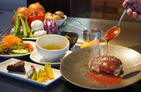 新鮮な九州産黒毛和牛を100%使用したハンバーグを鉄板でジューシーに焼き上げます

スープ/サラダ/本日の鉄板での一品料理/九州産黒毛和牛ハンバーグ 150g/ガーリックライス or ソフトフランスパン/デザート