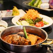 柔らかな黒毛和牛をじっくりと煮込んだ、まろやかなコクと芳醇な香りのビーフシチュー

スープ/サラダ/本日の鉄板での一品料理/九州産黒毛和牛ビーフシチュー/ガーリックライス or ソフトフランスパン/デザート