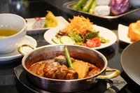 柔らかな黒毛和牛をじっくりと煮込んだ、まろやかなコクと芳醇な香りのビーフシチュー

スープ/サラダ/本日の鉄板での一品料理/九州産黒毛和牛ビーフシチュー/ガーリックライス or ソフトフランスパン/デザート