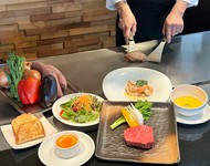 贅沢なヘルシーランチを気軽にお楽しみ頂ける女性限定コース

スープ/サラダ/海鮮鉄板焼き(本日の魚、天使の海老)/ステーキ　80g (ランプorイチボ)/ガーリックライスorソフトフランスパン/塩プリン　コーヒーor紅茶