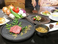 厳選した国産牛をシェフが鉄板で最高の状態に焼き上げます

スープ/サラダ/本日の鉄板での一品料理/九州産黒毛和牛ステーキ 100g/ガーリックライス or ソフトフランスパン/デザート