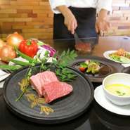 厳選したワンランク上の国産牛をシェフが鉄板で最高の状態に焼き上げます

スープ/サラダ/本日の鉄板での一品料理/黒毛和牛ステーキ ヒレ＆サーロイン100g/ガーリックライス or ソフトフランスパン/デザート