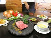 厳選したワンランク上の国産牛をシェフが鉄板で最高の状態に焼き上げます

スープ/サラダ/本日の鉄板での一品料理/黒毛和牛ステーキ ヒレ＆サーロイン100g/ガーリックライス or ソフトフランスパン/デザート