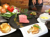 厳選した国産牛に加え、熊本県産赤鶏が楽しめるコース

スープ/サラダ/本日の鉄板での一品料理/熊本県産赤鶏の鉄板焼き/黒毛和牛ステーキ ヒレ＆サーロイン80g/ガーリックライス or ソフトフランスパン/デザート