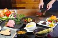 豪華食材を使用したワンランク上のコース

スープ/サラダ/本日の鉄板での一品料理/ハンガリー産フォアグラ/活き鮑/黒毛和牛ステーキシャトーブリアン＆サーロイン80g/ガーリックライスorソフトフランスパン/デザート