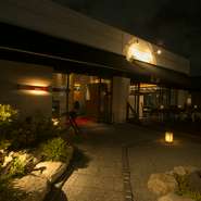 白と黒のコントラストが印象的な『steak　lounge　煉』その外観からも期待が高まります。