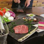 厳選した国産牛をシェフが鉄板で最高の状態に焼き上げます