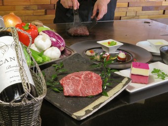 厳選した国産牛をシェフが鉄板で最高の状態に焼き上げます