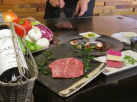 厳選した国産牛をシェフが鉄板で最高の状態に焼き上げます