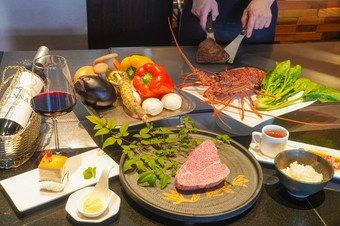 厳選した国産牛に加え伊勢海老もお楽しみいただけるコースです。