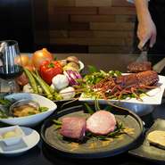 厳選した国産牛に加え、伊勢海老や、フォアグラもしくは鮑がお楽しみいただけるコースです