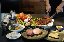 厳選した国産牛に加え、伊勢海老や、フォアグラもしくは鮑がお楽しみいただけるコースです