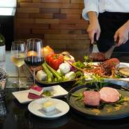 厳選食材を贅沢に使ったスペシャルなフルコース。素材に合わせたワインで極上のひとときを