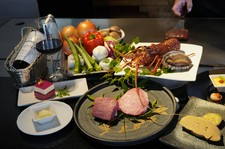 厳選した国産牛に加え伊勢海老をはじめ、フォアグラや鮑もご堪能いただけるコースです