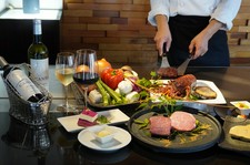 厳選食材を贅沢に使ったスペシャルなフルコース。素材に合わせたワインで極上のひとときを