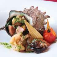 今月のメインは、長崎県産サザエを香草バターで焼き上げた、磯の旨み豊かなブルゴーニュ風の逸品。

◇先付
◇本日の鉄板での一品
◇長崎県産サザエのブルゴーニュ風
◇お口直しのシャーベット
◇高級九州産黒毛和牛　ヒレ&サーロイン(80g)
◇ガーリックライスor梅ご飯・お味噌汁・香の物
◇本日のデザート　コーヒーor紅茶

品数7品　￥11,000(税込)

※ご予約は二名様より承ります